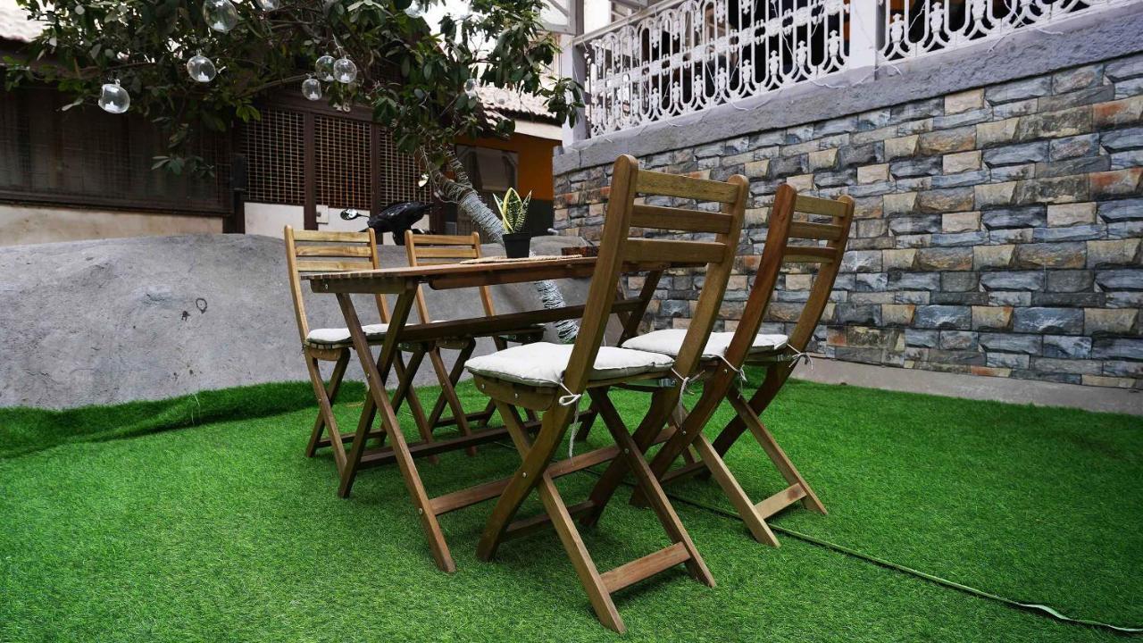 Gosolo Stays Bandra Hostel Bombaim Exterior foto